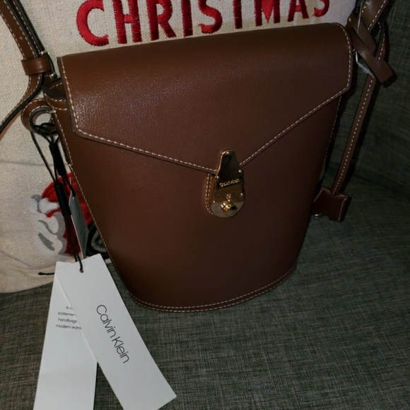 Calvin Klein Push Lock Statement  Bucket Crossbody - Picture 3 of 4